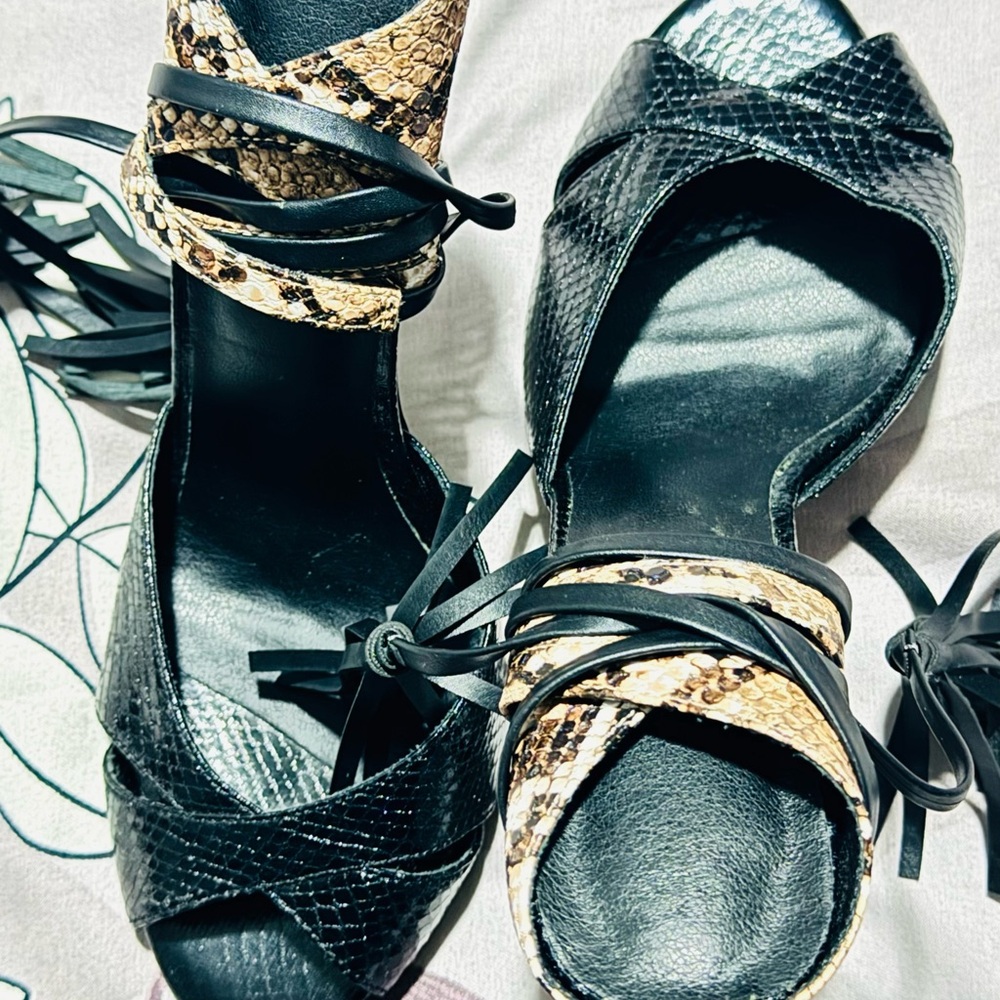 Elegant Black and Tan Heel